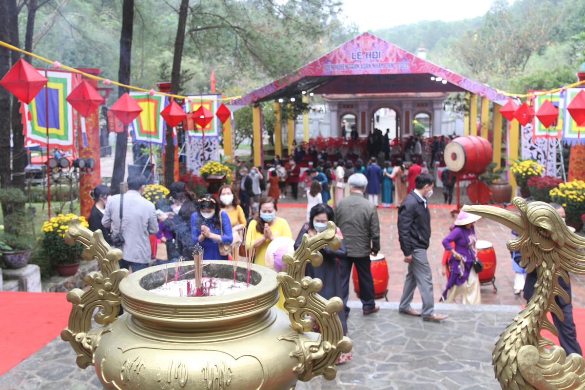 Người dân và du khách thập phương dâng hương, tri ân các bậc tiền nhân đã có công với dân, với nước trong việc mở mang bờ cõi. Ảnh: Nguyễn Quốc.