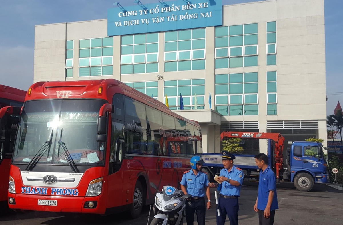 Lực lượng thanh tra giao thông (Sở GTVT) kiểm tra xe khách tại bến xe.
