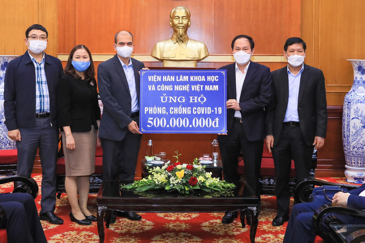 Phó Chủ tịch - Tổng Thư ký Lê Tiến Châu tiếp nhận ủng hộ từ Viện Hàn lâm Khoa học và Công nghệ Việt Nam. Ảnh: Quang Vinh.