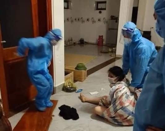 Dù được tuyên truyền thuyết phục nhưng bà H. vẫn không hợp tác, thậm chí, cởi quần áo gây áp lực với cơ quan chức năng, khiến họ phải cưỡng chế.