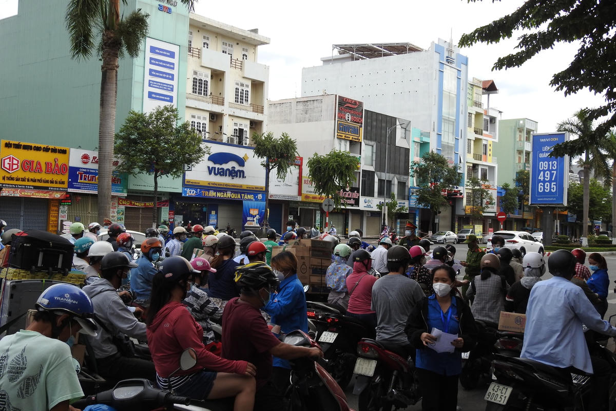 Ùn tắc, không đảm bảo an toàn đã xảy ra vào khung giờ cao điểm tại chốt kiểm soát. Ảnh: Thanh Tùng.