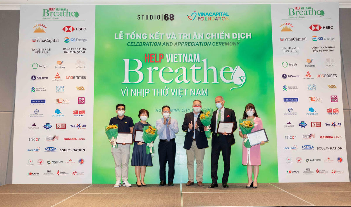 Ông Phạm Minh Tuấn, Phó Chủ tịch Ủy ban MTTQ Việt Nam TP HCM và đại diện VCF trao hoa, chứng nhận cảm ơn cho các nhà tài trợ của chương trình.