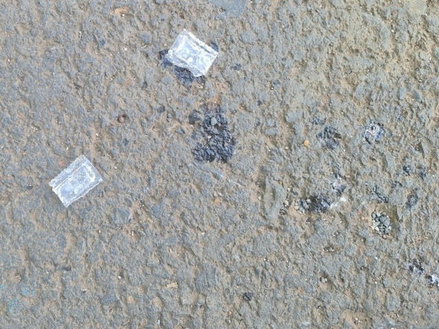 Sau khi phát nổ, sẽ có 1 lượng dung dịch từ trong bắn ra, sủi bọt và gây rát nếu bắn lên da.  