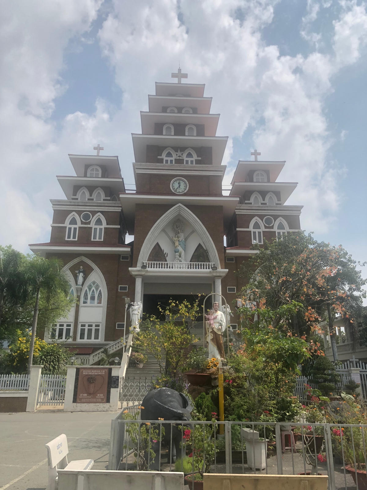 Nhà thờ Giáo xứ Tân Lập (phường Bình Trưng Đông, TP Thủ Đức) trước Lễ tưởng niệm.