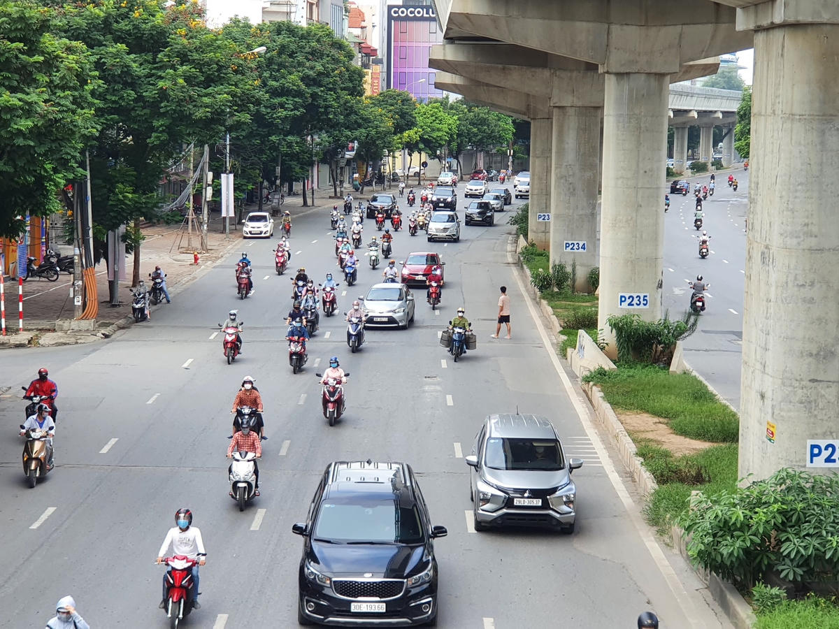 Ngay từ sáng sớm nay, 17/9, lượng phương tiện tham gia giao thông trên nhiều tuyến đường của thủ đô có dấu hiệu tăng lên đột biến.