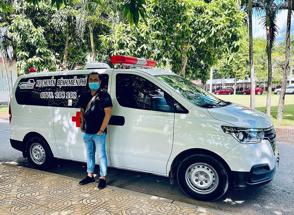 Đức Thắng cạnh chiếc xe cắp cứu chuyên dụng vừa mua tháng trước. Không chỉ nhận đưa đón miễn phí bệnh nhân nghèo ở Cần Thơ, nhóm của anh đã chở bệnh nhân ở các tỉnh lân cận như Vĩnh Long, Đồng Tháp... Ảnh: Nhân vật cung cấp.  