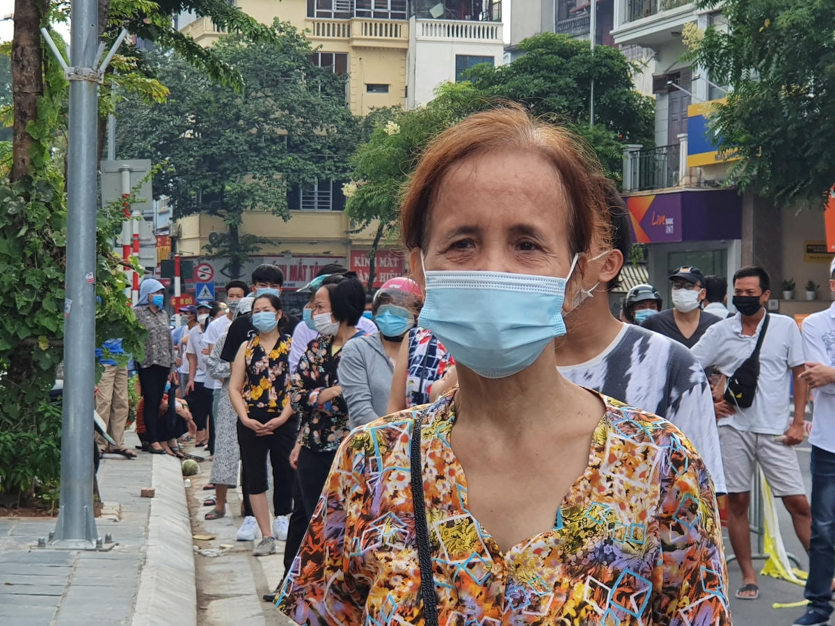 Bà Nguyễn Thị Liên kiên nhẫn chờ đến lượt mua bánh.