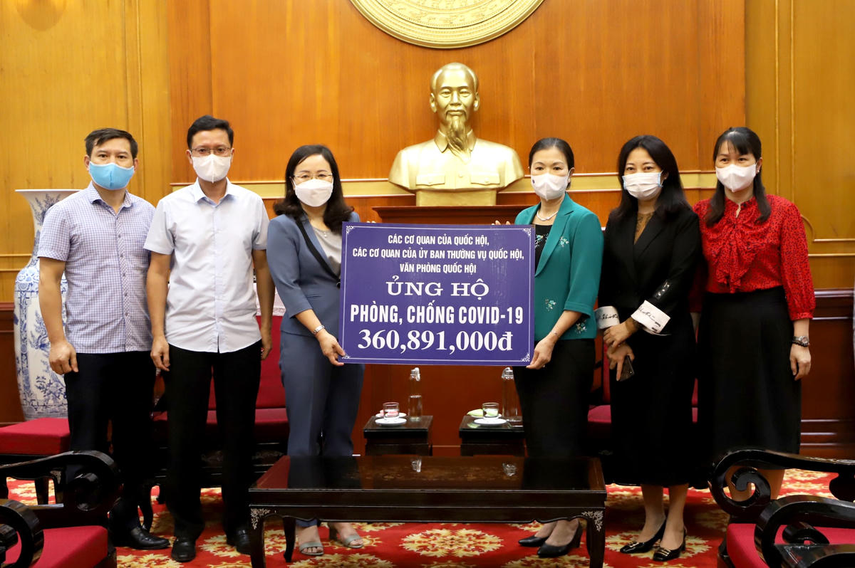 Phó Chủ tịch Trương Thị Ngọc Ánh tiếp nhận ủng hộ công tác phòng, chống Covid-19.