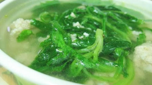 Canh rai cải cúc thịt bằm.