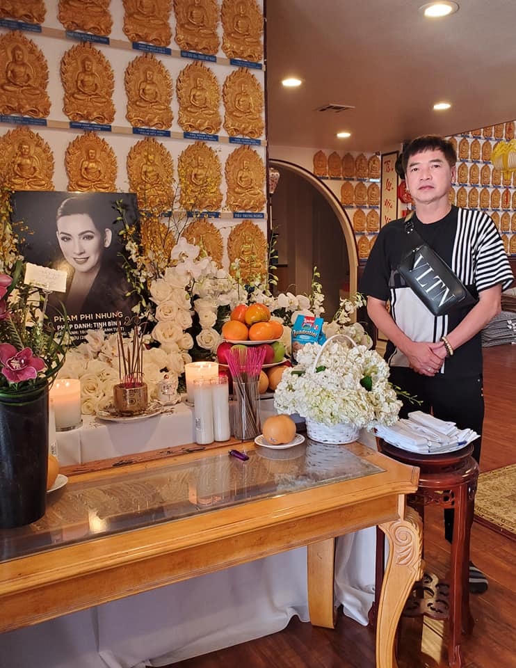 Nghệ sĩ Quang Minh đến viếng Phi Nhung.
