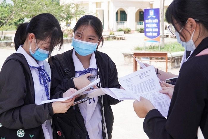 Các thi sinh vui vẻ với môn thi Ngữ văn.