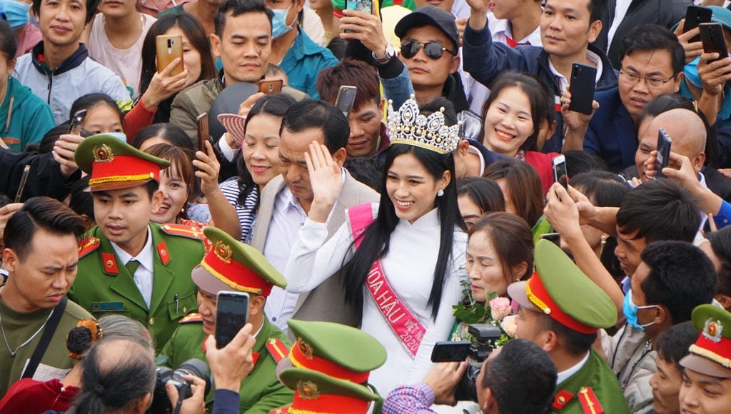 Hoa hậu Việt Nam 2020 Đỗ Thị Hà trong vòng tay người thân tại quê nhà.