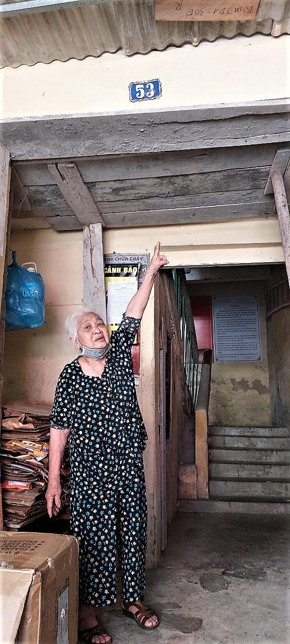 Cụ Đào Thị Phương (79 tuổi), ở tại phòng 3, gác 5 khu tập thể cũ cho biết, vào cuối năm 2021, đơn vị quản lý tòa nhà đã phải dùng gậy gỗ chống ván sàn vào những khu vực bê tông sàn cầu thang để chống vữa tường rơi xuống người dân qua lại khu vực này.