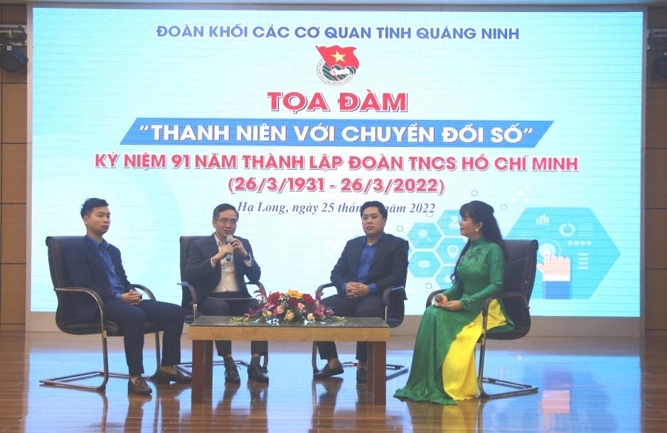 Các đại biểu tọa đàm về thực hiện chuyển đổi số. Ảnh: QMG.
