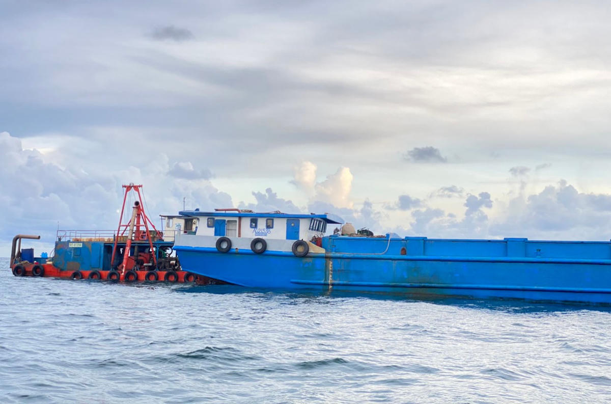 Chiếc Xà Lan chở các đối tượng nhập cảnh trái phép.