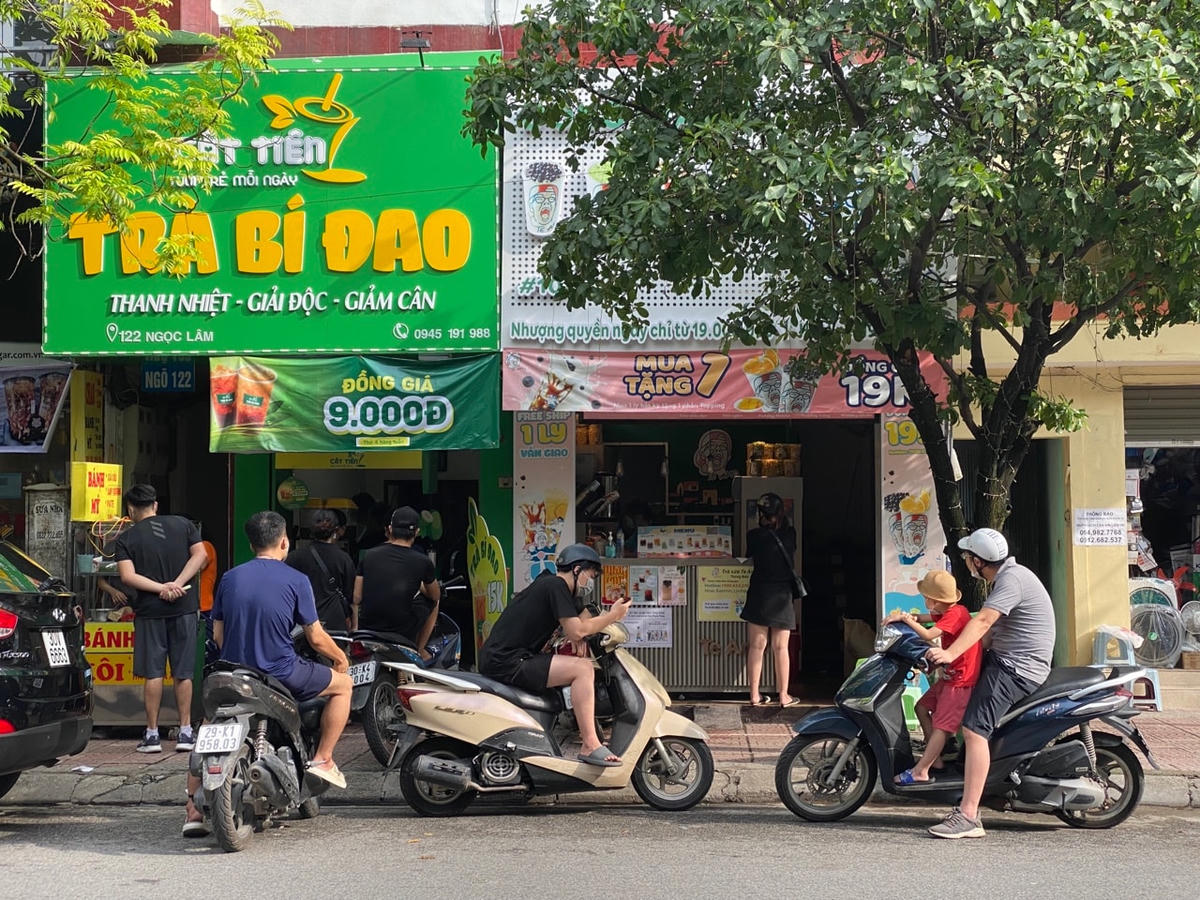 Khách hàng xếp hàng đông mua trà bí đao tại một quán trên phố Ngọc Lâm.