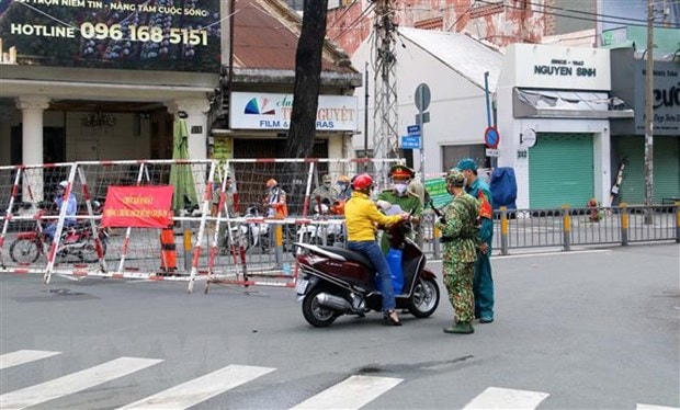 Cán bộ, chiến sỹ Lữ đoàn Tăng thiết giáp (Quân khu 7) cùng các lực lượng chức năng Quận 1 chốt gác tại đầu đường Trần Quang Khải, quận 1, Thành phố Hồ Chí Minh. (Ảnh: Thanh Vũ/TTXVN).