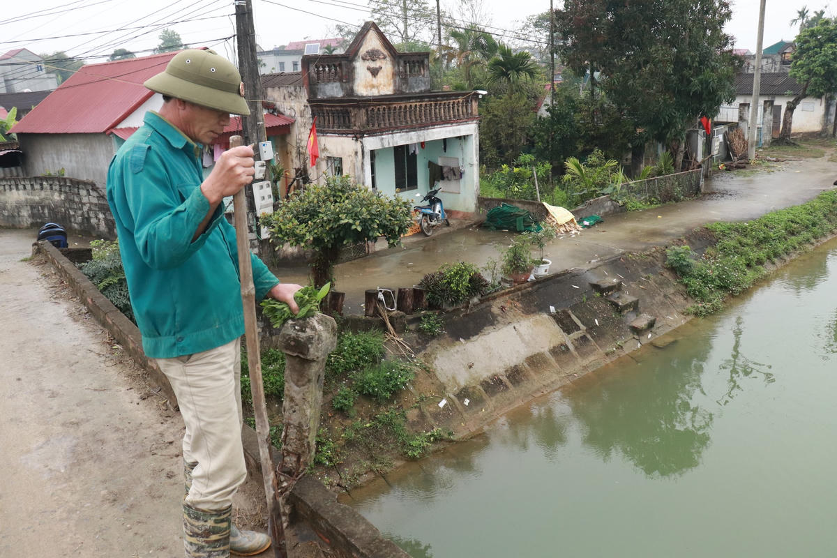 Theo lời kể của người dân địa phương, trong 10 năm qua, đã có nhiều người gặp phải tai nạn dẫn đến thương tật suốt đời khi ngã từ trên cầu xuống đáy kênh, thời điểm kênh không có nước.