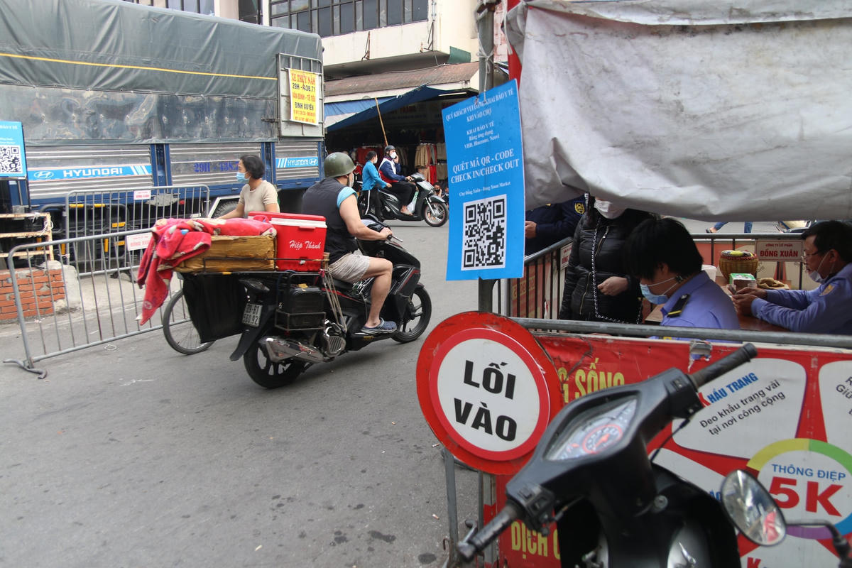 Bên cạnh đó, một số người dân vẫn chưa chấp hành đúng nguyên tắc ra vào tại chợ. Một số người còn đi xe thẳng vào chợ không cần khai báo y tế, bất chấp sự nhắc nhở của người bảo vệ chợ.