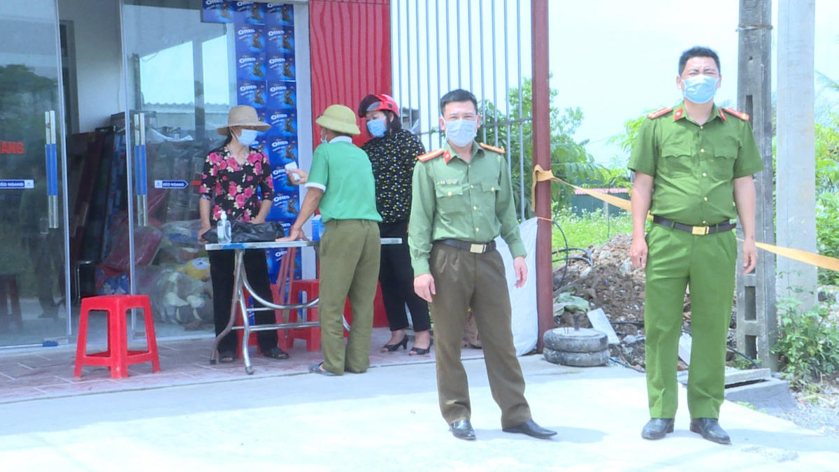Lực lượng an ninh tham gia phòng, chống dịch.
