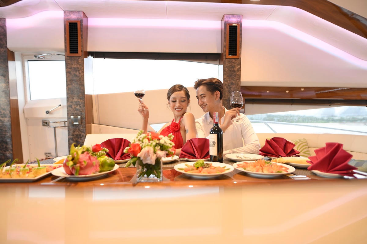 Để tận hưởng bữa ăn theo cách hoàn hảo nhất, bạn có thể lựa chọn dịch vụ tiệc tại du thuyền do FLC Biscom cung cấp.