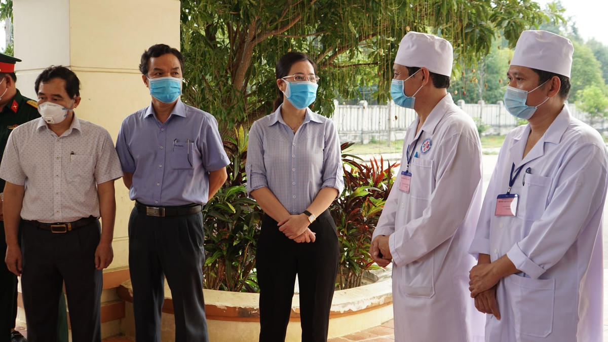 Bà Bùi Thị Quỳnh Vân (ở giữa) thăm hỏi các y, bác sĩ Bệnh viện dã chiến tỉnh Quảng Ngãi.