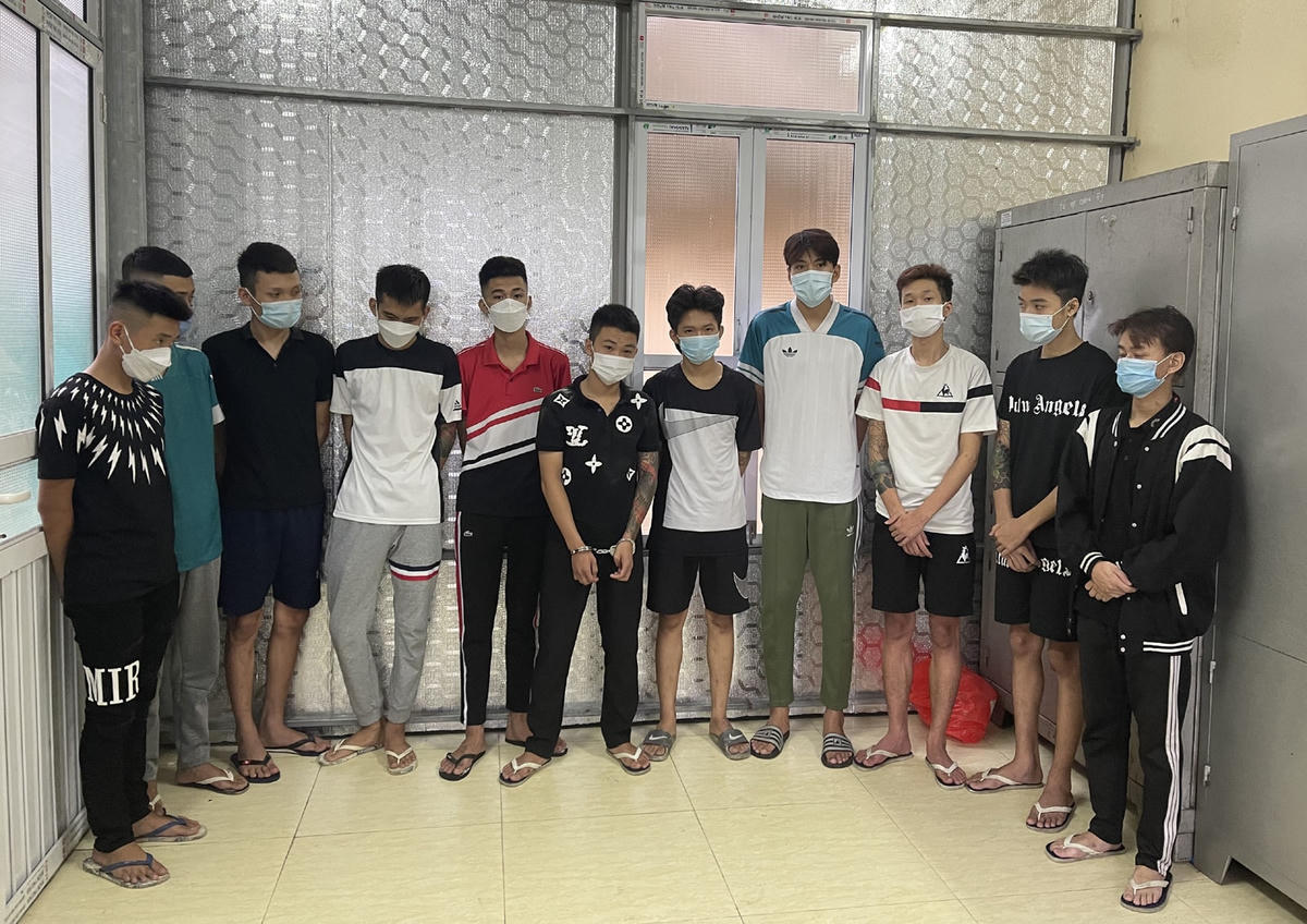 11 đối tượng đã mang theo dao, vỏ chai bia truy sát nạn nhân trên nhiều tuyến đường của TP Thanh Hóa.