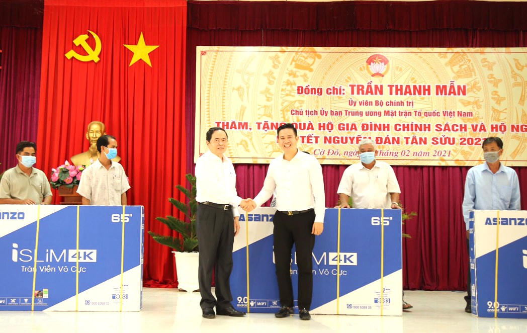 Đại diện ASANZO còn tặng ti vi cho địa phương huyện Cờ Đỏ.