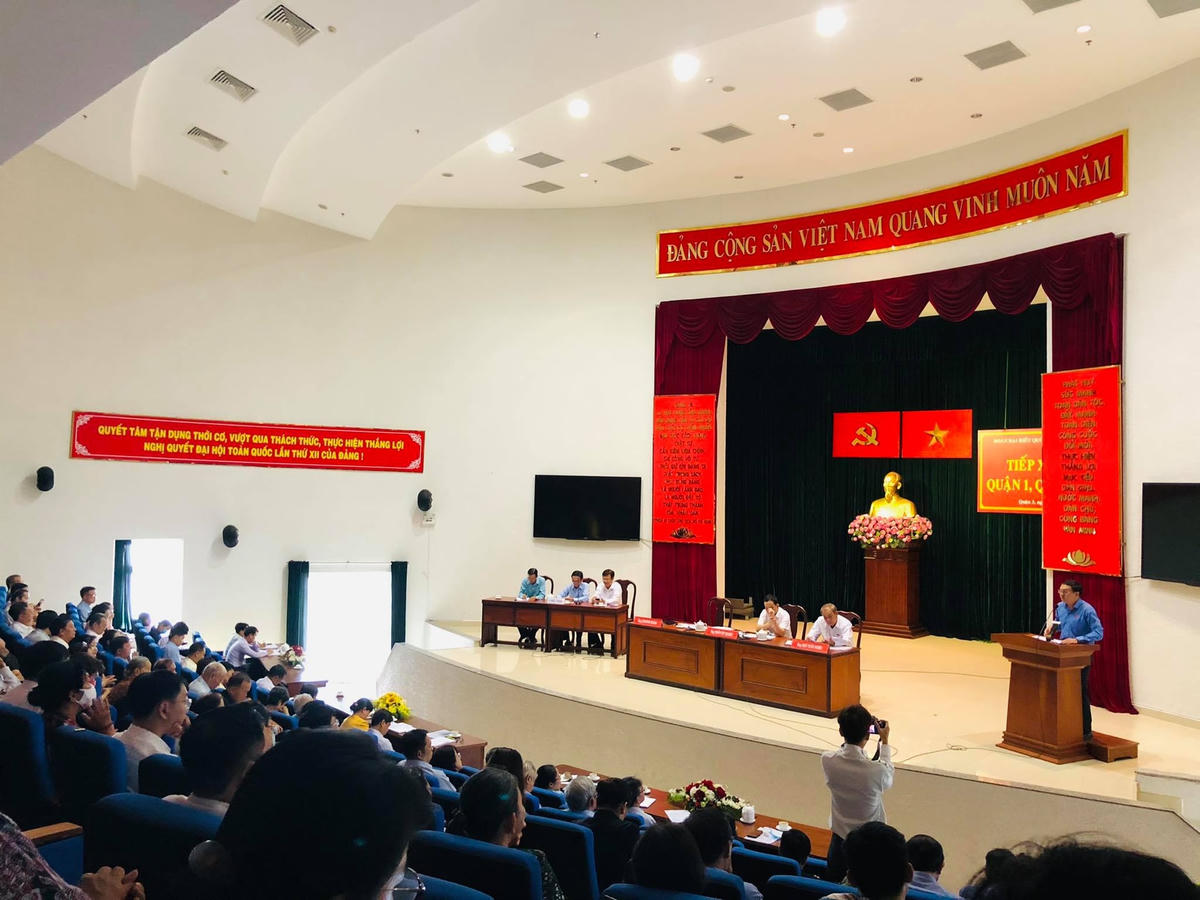 Quang cảnh buổi tiếp xúc cử tri sáng 1/10. (Ảnh: Hồng Phúc).