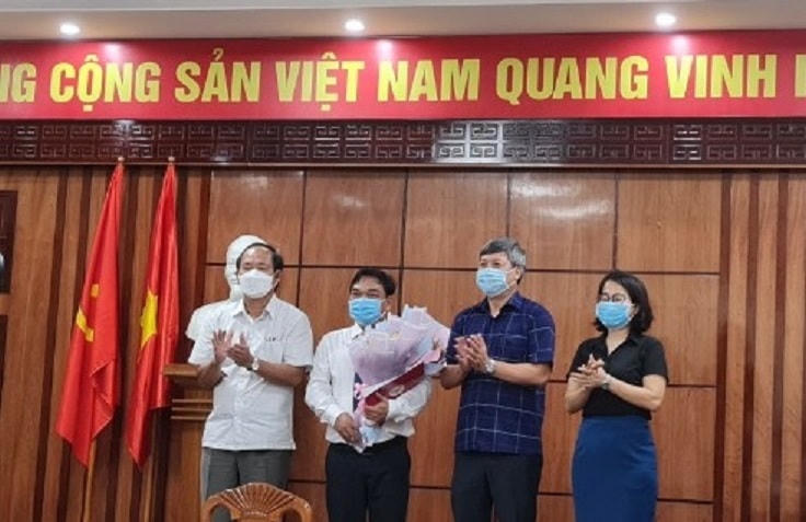 Ông Trần Út (người ôm hoa) được bổ nhiệm chức vụ Phó Giám đốc Sở NNPTNT.