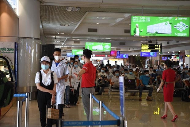 Đội ngũ y bác sĩ được ưu tiên lên chuyến bay trước tiên.