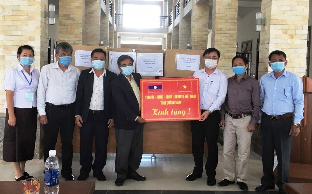 Quảng Nam hỗ trợ trang thiết bị y tế phòng, chống dịch Covid-19 cho tỉnh Sê Kông.