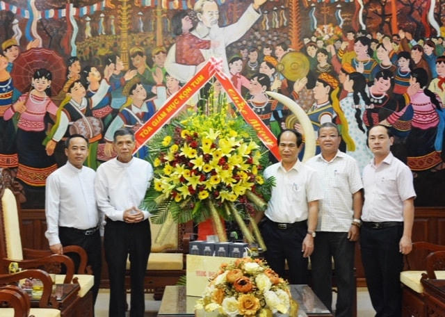 Chủ tịch UBND tỉnh Gia Lai Võ Ngọc Thành tiếp xã giao Linh mục Đỗ Hiệu, Tổng đại diện Giáo phận Kon Tum.