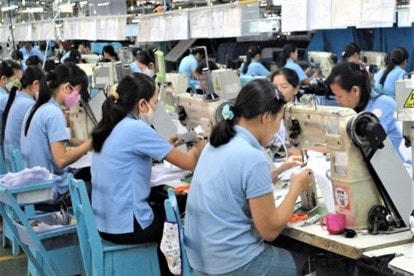 Người lao động chờ đợi được tăng lương.