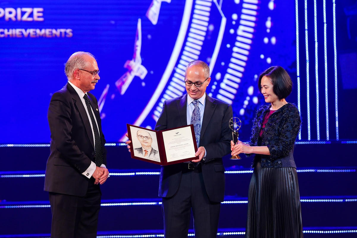 4 - GS Omar Yaghi nhận giải đặc biệt cho Nhà khoa học trong lĩnh vực mới