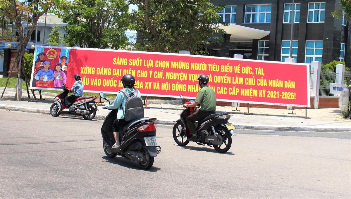 Tấm pano lớn tuyên truyền đặt ở đườngTrần Hưng Đạo - Hùng Vương, TP Tam Kỳ.