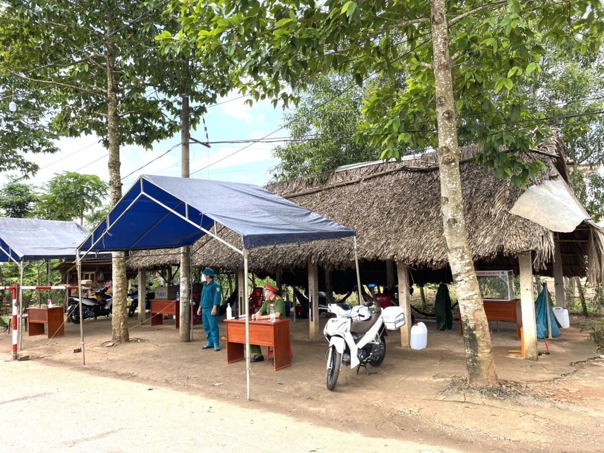 chốt trực gần cầu đôi Láng Lớn, nới Thiếu tá Trương Huy Dũng, Trưởng Công an xã Láng Lớn gặp đôi vợ chồng trẻ.