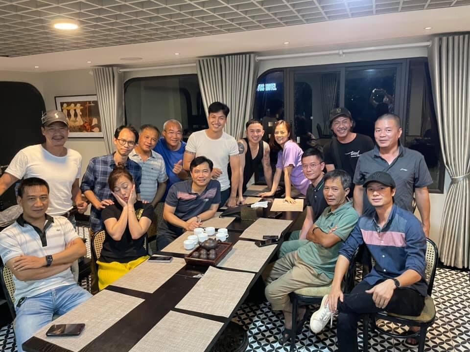 Sau gần 1 năm gắn bó, thành viên trong đoàn phim bịn rịn nói lời chia tay. Ảnh: FBNV