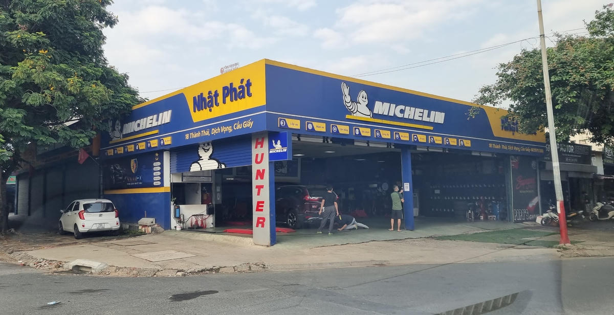[ẢNH] Hà Nội: Hàng quán mở cửa đón khách, rửa ôtô, sửa xe máy đông khách 
