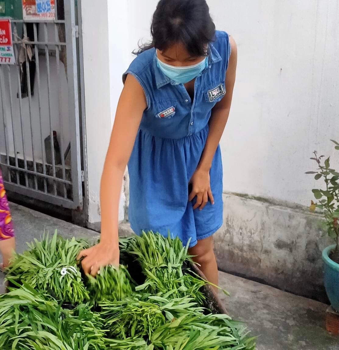 Đa phần người dân khi nhận rau đều tỏ ra rất vui mừng, hạnh phúc khi được san sẻ bớt gánh nặng mùa dịch. Ảnh: NVCC.