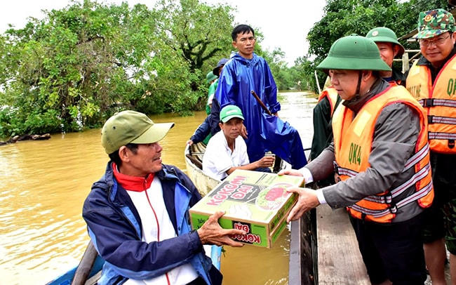 Đưa hàng cứu trợ đến với bà con trong vùng lũ huyện Hương Điền, tỉnh Thừa Thiên-Huế.