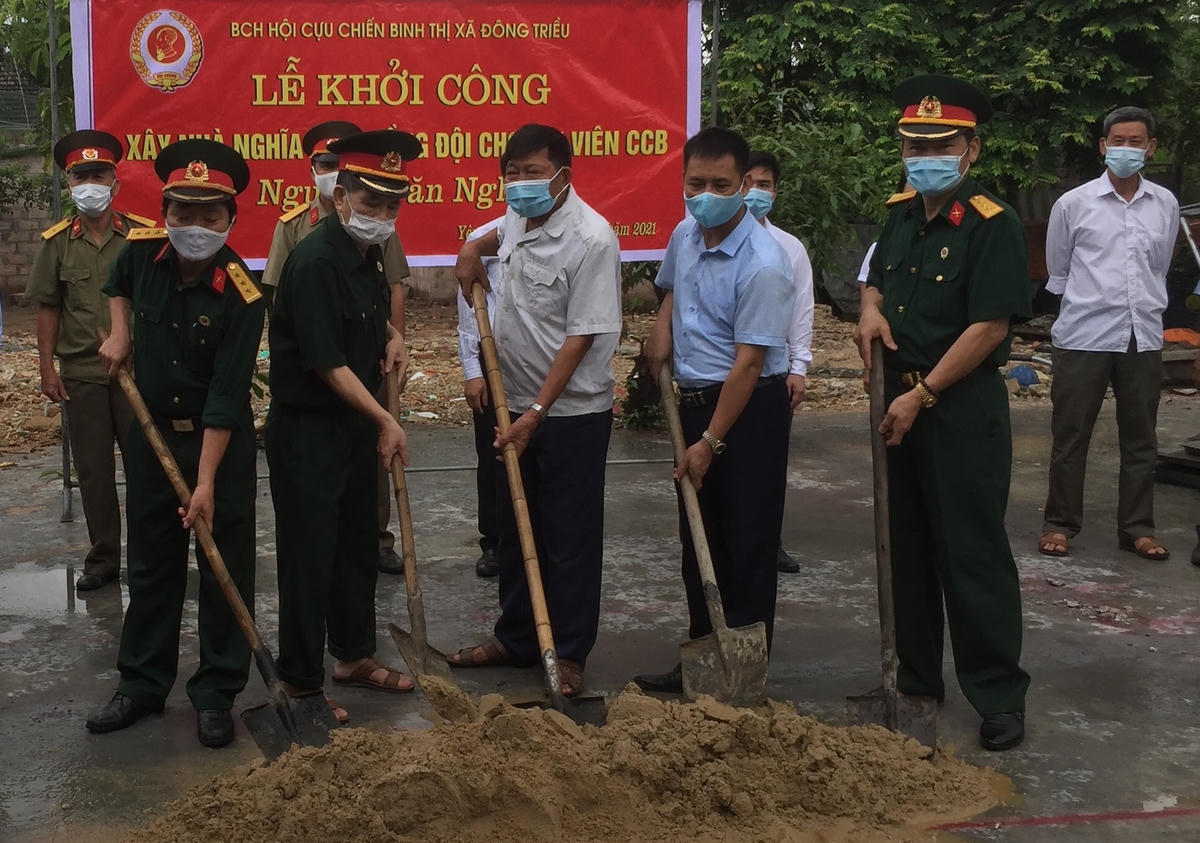 Hội Cựu chiến binh TX Đông Triều cùng đại diện chính quyền phường Yên Thọ khởi công xây nhà nghĩa tình đồng đội.