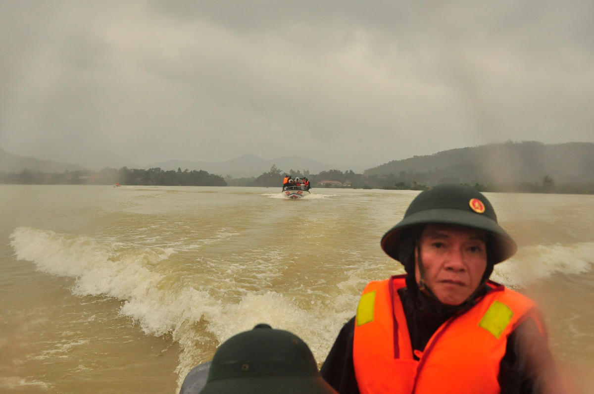 Nước lũ lên nhanh, nhiều địa phương vùng cồn nổi trên sông Gianh, ven sông Kiến Giang, sông Long Đại ở ngập sâu trong biển nước.