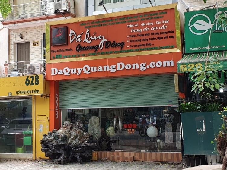 Cũng trên con phố Hoàng Hoa Thám, hàng loạt các cửa hàng cây cảnh, đồ gỗ, đá quý..."đua nhau" mở cửa lưng chừng, chỉ đợi người mua hàng là sẵn sàng rao bán...