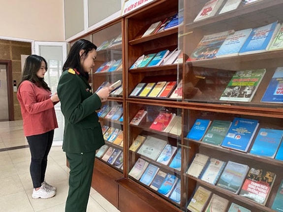 Trưng bày sách kỷ niệm ngày thành lập Đoàn