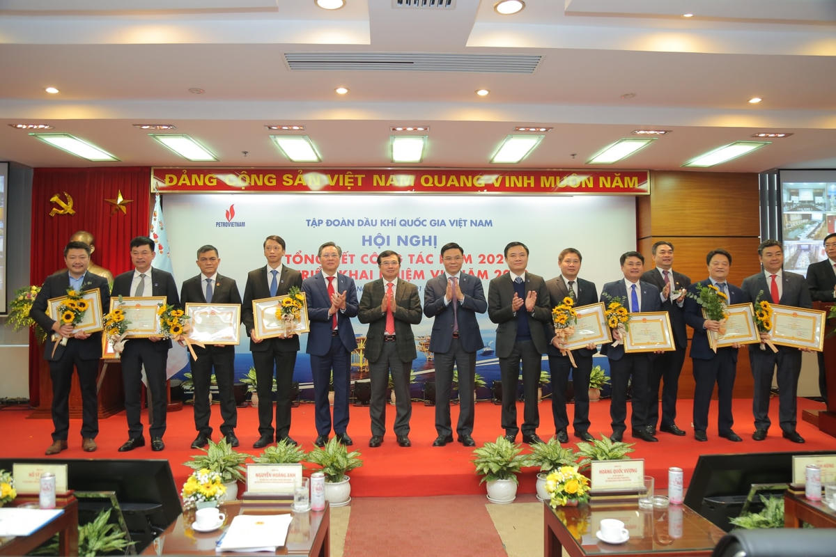 Trao Bằng khen của Tổng Giám đốc Tập đoàn cho 08 tập thể đã đạt kết quả tốt về tổng doanh thu, mở rộng thị trường và lợi nhuận trước thuế hợp nhất năm 2021..