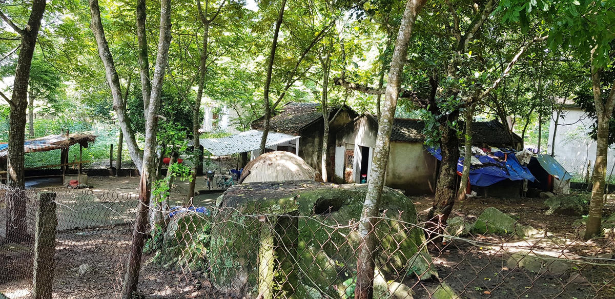 Dấu tích bàn chân tiên bị hộ dân xây tường rào bao quanh.