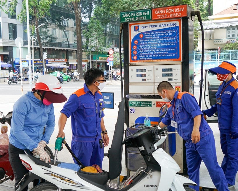 Giá xăng dầu liên tục tăng cao trong thời gian qua.