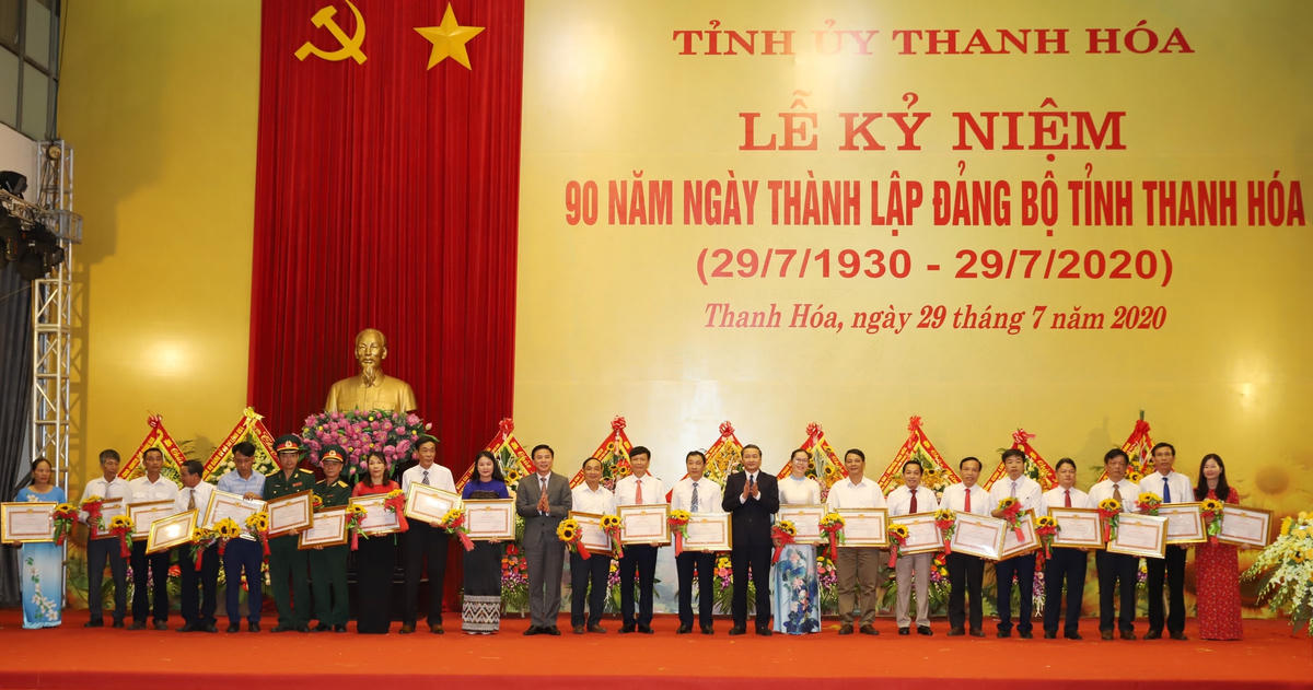 Ông Đỗ Trọng Hưng, Phó Bí thư Thường trực và ông Đỗ Minh Tuấn, Phó Bí thư Tỉnh uỷ Thanh Hoá tặng bằng khen cho các tập thể, cá nhân.