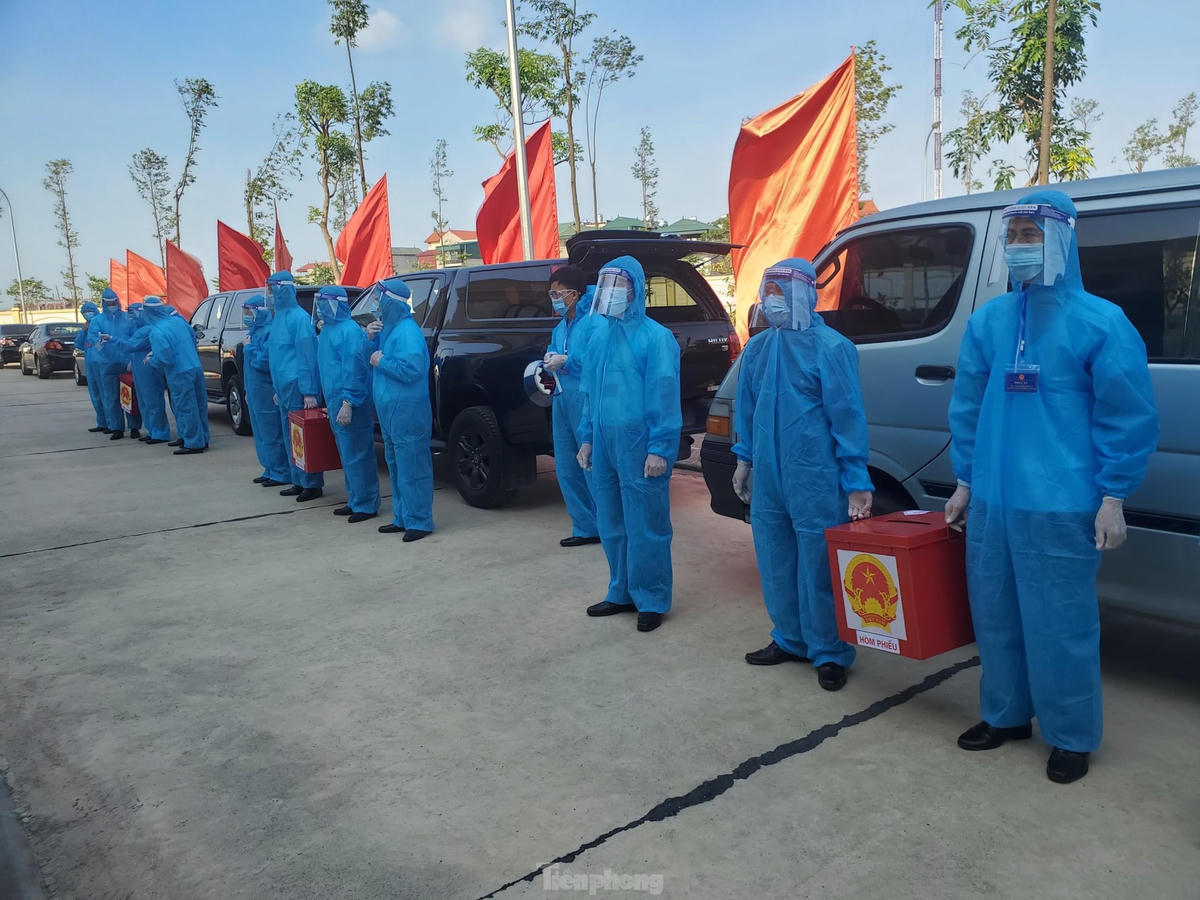 Các chiến sỹ chuẩn bị xuất phát vào các điểm bầu cử tại khu cách ly tập trung. Ảnh: Báo Tiền phong  